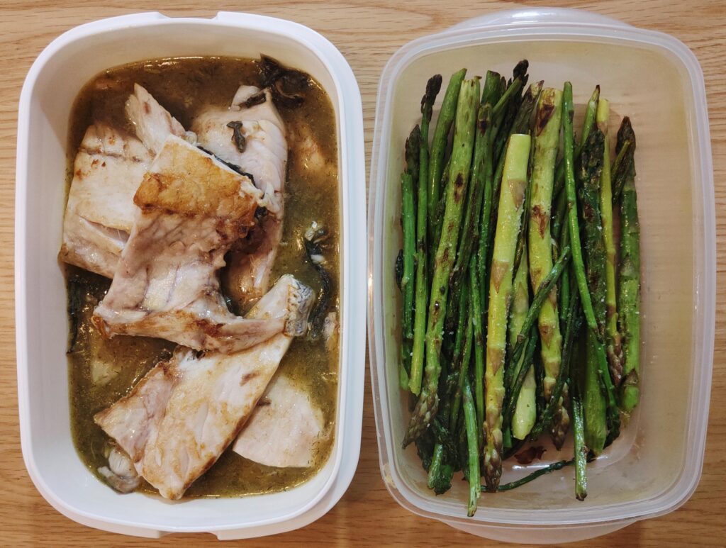 Pescado blanco acompañado de espárragos al horno